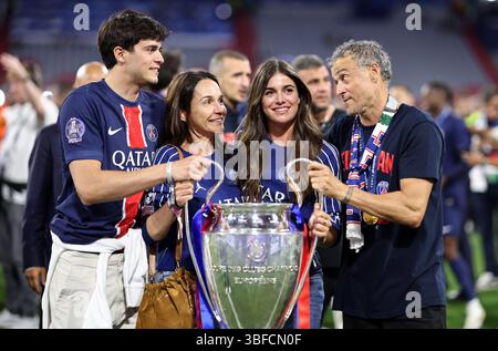 MONACO DI BAVIERA, GERMANIA - MAGGIO 31: Luis Enrique, capo allenatore del Paris Saint-Germain, posa per una fotografia con il trofeo UEFA Champions League insieme a suo figlio Pacho Martinez, sua moglie Elena Cullell e la figlia Sira Martinez dopo la vittoria della sua squadra la finale di UEFA Champions League 2025 tra Paris Saint-Germain e FC Internazionale Milano il 31 maggio 2025 a Monaco di Baviera, Germania. © diebilderwelt / Alamy Stock Foto Stock