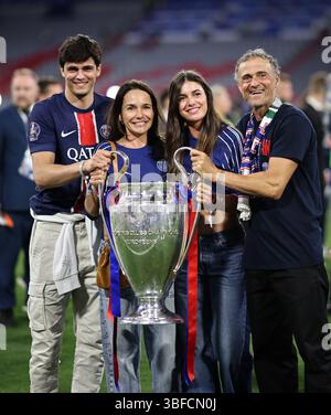 MONACO DI BAVIERA, GERMANIA - MAGGIO 31: Luis Enrique, capo allenatore del Paris Saint-Germain, posa per una fotografia con il trofeo UEFA Champions League insieme a suo figlio Pacho Martinez, sua moglie Elena Cullell e la figlia Sira Martinez dopo la vittoria della sua squadra la finale di UEFA Champions League 2025 tra Paris Saint-Germain e FC Internazionale Milano il 31 maggio 2025 a Monaco di Baviera, Germania. © diebilderwelt / Alamy Stock Foto Stock