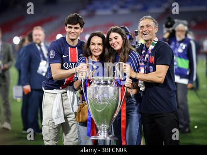 MONACO DI BAVIERA, GERMANIA - MAGGIO 31: Luis Enrique, capo allenatore del Paris Saint-Germain, posa per una fotografia con il trofeo UEFA Champions League insieme a suo figlio Pacho Martinez, sua moglie Elena Cullell e la figlia Sira Martinez dopo la vittoria della sua squadra la finale di UEFA Champions League 2025 tra Paris Saint-Germain e FC Internazionale Milano il 31 maggio 2025 a Monaco di Baviera, Germania. © diebilderwelt / Alamy Stock Foto Stock