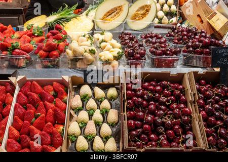 Ciliegie e fragole rosse e bianche in vendita al mercato Foto Stock