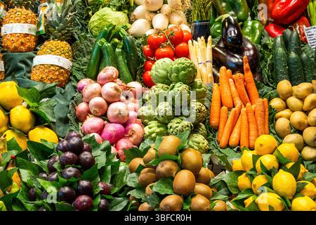 Colorata esposizione di frutta e verdura in un mercato a Barcellona, Spagna Foto Stock