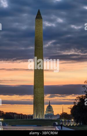 Il Washington Monument illuminato prima dell'alba con il Campidoglio sul retro Foto Stock