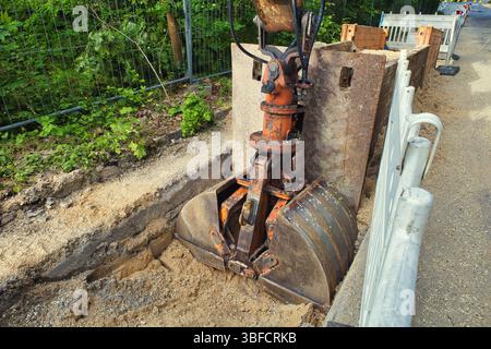 Lampeggiatore di emergenza cantiere lampeggiatore di emergenza sicurezza pericolo traffico ostacoli lampeggiamento barriera cantiere luce arancione lampeggiante traf Foto Stock