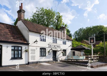 Il Crown è un edificio storico di grado II del XVI secolo. Un accogliente gastropub sulla strada nel cuore del vecchio villaggio di Basing, Basingstoke, Hampshire, Regno Unito Foto Stock
