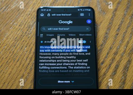 Smartphone con panoramica Google ai - una funzione di ricerca Google che utilizza l'IA generativa per fornire riepiloghi concisi e generati dall'IA dei risultati della ricerca Foto Stock