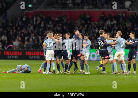 Melbourne, Australia. 31 maggio 2025. Le tensioni esplodono durante la finale di A-League maschile tra il Melbourne City FC e il Melbourne Victory FC all'AAMI Park il 31 maggio 2025 a Melbourne, Australia. Crediti: Santanu Banik/Alamy Live News Foto Stock