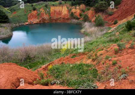 Cava di bauxite di Otranto, ora abbandonata. La bauxite è un minerale utilizzato per produrre alluminio. Salento, Puglia, Italia Foto Stock