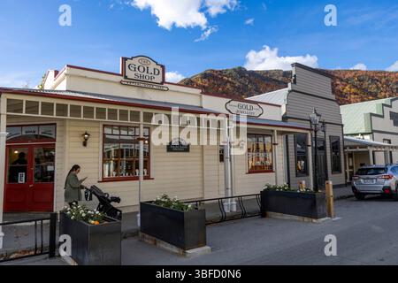 Arrowtown, Otago, South Island, nuova Zelanda, il negozio di oro che vende regali e souvenir da questa ex città mineraria dell'oro Foto Stock