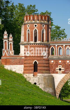 Frammento dell'antico ponte Figure nel complesso Palazzo e Parco di Tsaritsyno, Mosca, Russia Foto Stock