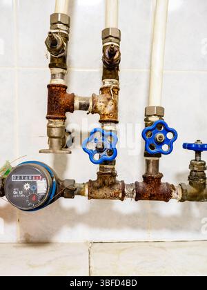 le vecchie valvole di alimentazione dell'acqua e il flussometro dell'acqua si chiudono a casa Foto Stock