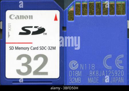 Vista anteriore e posteriore della scheda di memoria SD Canon SDC-32M da 32 MB, fabbricata in Giappone Foto Stock