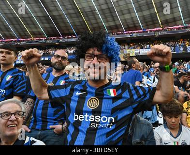 Monaco, Germania. 31 maggio 2025. MONACO DI BAVIERA, GERMANIA - MAGGIO 31: Tifosi del FC Internazionale, prima della finale di UEFA Champions League 2025 tra Paris Saint-Germain e FC Internazionale Milano all'Allianz Arena il 31 maggio 2025 a Monaco di Baviera, Germania. (Foto di MB Media) credito: MB Media Solutions/Alamy Live News Foto Stock