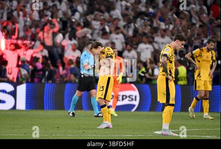 Monaco, Germania. 31 maggio 2025. MONACO DI BAVIERA, GERMANIA - MAGGIO 31: Nicolo Barella (L), Kristjan Asllani (M) e Francesco Acerbi dell'FC Internazionale (R) delusi per la sconfitta, durante la finale di UEFA Champions League 2025 tra Paris Saint-Germain e FC Internazionale Milano all'Allianz Arena il 31 maggio 2025 a Monaco di Baviera, Germania. (Foto di MB Media) credito: MB Media Solutions/Alamy Live News Foto Stock