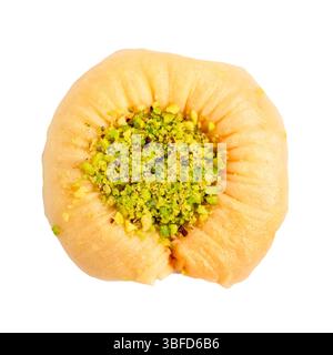 vista dall'alto di un pezzo di baklava rotondo con pistacchio tagliato su sfondo bianco Foto Stock