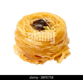 pezzo di pakhlava con pistacchio tagliato su sfondo bianco Foto Stock