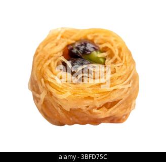 pezzo di baklava con pistacchio tagliato su sfondo bianco Foto Stock