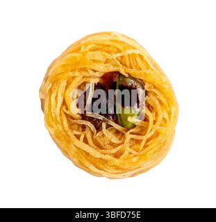 vista dall'alto di un pezzo di baklava con pistacchio tagliato su sfondo bianco Foto Stock