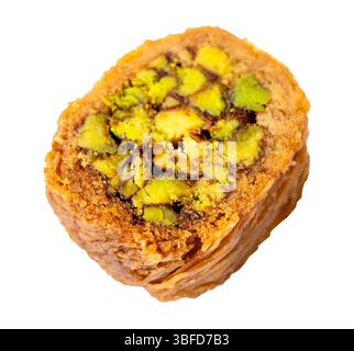 un baklava mabrume con pistacchio tagliato su sfondo bianco Foto Stock