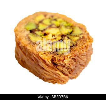 pezzo di baklava mabrume con pistacchio tagliato su sfondo bianco Foto Stock