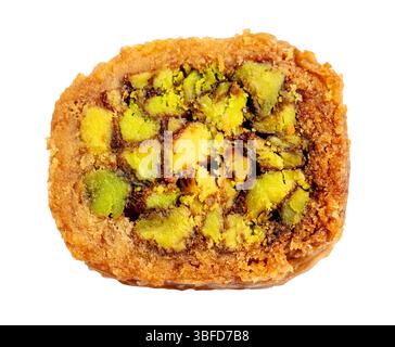 vista dall'alto di un pezzo di baklava mabrume con pistacchio tagliato su sfondo bianco Foto Stock
