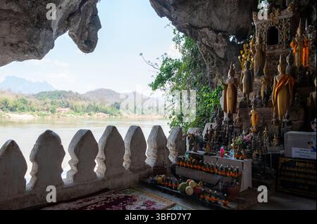La grotta di Buddha sul Mekong le grotte di Pak Ou sono due grotte visitabili, costruite in una parete di roccia calcarea sul fiume Mekong nel Laos settentrionale. Il basso Foto Stock