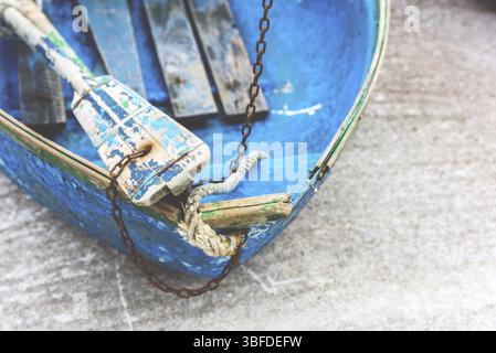 Vecchio Blu shabby legno barca da pesca di dettaglio. Girato con una messa a fuoco selettiva Foto Stock