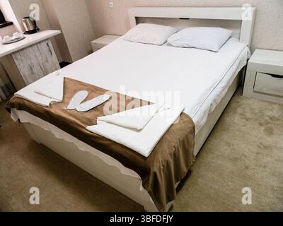 letto matrimoniale in camera standard la sera Foto Stock