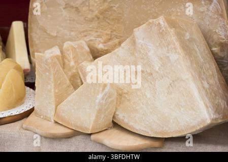 Pezzo di formaggio parmigiano al mercato all'aperto. Inquadratura orizzontale Foto Stock