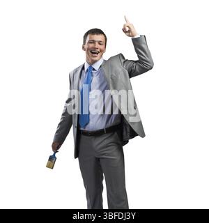 Un uomo d'affari emotivo e creativo che punta il dito verso l'alto. Ritratto di un uomo bello e felice in costume da lavoro e cravatta isolata su uno sfondo bianco Foto Stock