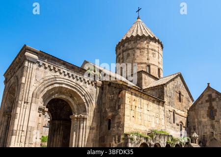 Edificio della chiesa dei Santi Paolo e Pietro nel Monastero di Tatev nella provincia di Syunik in Armenia nella soleggiata mattinata di maggio Foto Stock