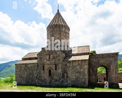 chiesa dei Santi Paolo e Pietro nel cortile del Monastero di Tatev nella provincia di Syunik in Armenia nella soleggiata mattinata di maggio Foto Stock