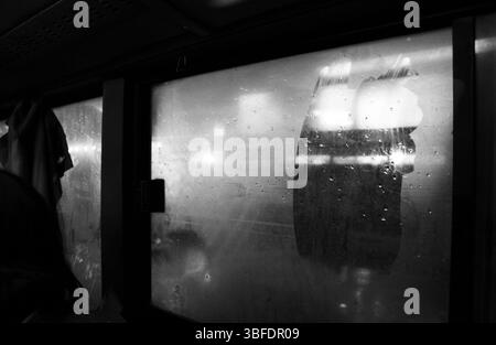 Nebbia finestrino dell'autobus piovoso invernale nella città cinese Foto Stock