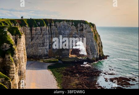 Splendida vista sulla porte d'Aval, un enorme arco a selce scolpito dalle onde che battono la costa di Etretat nella costa di Alabaster, in Normandia, in Francia Foto Stock