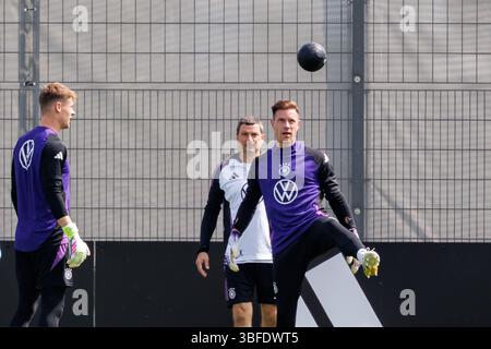Herzogenaurach, Germania. 1 giugno 2025. Calcio, nazionale, uomini, Nations League, prima delle Final Four: Il portiere tedesco Marc-Andre ter Stegen (r) in azione durante l'allenamento. Credito: Daniel Karmann/dpa - NOTA IMPORTANTE: In conformità con le normative della DFL German Football League e della DFB German Football Association, è vietato utilizzare o far utilizzare fotografie scattate nello stadio e/o della partita sotto forma di immagini sequenziali e/o serie di foto video-simili./dpa/Alamy Live News Foto Stock