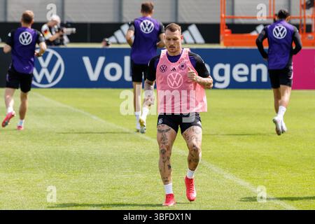 Herzogenaurach, Germania. 1 giugno 2025. Calcio, nazionale, uomini, Nations League, prima delle Final Four: David Raum durante l'allenamento. Credito: Daniel Karmann/dpa - NOTA IMPORTANTE: In conformità con le normative della DFL German Football League e della DFB German Football Association, è vietato utilizzare o far utilizzare fotografie scattate nello stadio e/o della partita sotto forma di immagini sequenziali e/o serie di foto video-simili./dpa/Alamy Live News Foto Stock