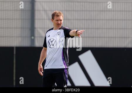 Herzogenaurach, Germania. 1 giugno 2025. Calcio, nazionale, uomini, Nations League, prima delle Final Four: Allenatore nazionale tedesco Julian Nagelsmann durante l'allenamento. Credito: Daniel Karmann/dpa - NOTA IMPORTANTE: In conformità con le normative della DFL German Football League e della DFB German Football Association, è vietato utilizzare o far utilizzare fotografie scattate nello stadio e/o della partita sotto forma di immagini sequenziali e/o serie di foto video-simili./dpa/Alamy Live News Foto Stock