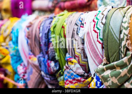 Sciarpe arabe tradizionali nel mercato Foto Stock