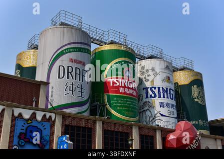 Lattine di birra decorative sul tetto del Museo della birra Tsingtao e birreria costruita in stile coloniale tedesco a Qingdao, Shandong, Cina Foto Stock