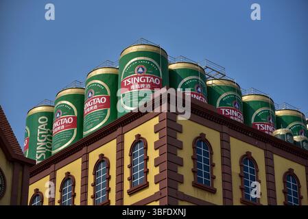 Lattine di birra decorative sul tetto del Museo della birra Tsingtao e birreria costruita in stile coloniale tedesco a Qingdao, Shandong, Cina Foto Stock
