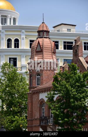 Torretta di edificio in mattoni rossi in stile coloniale tedesco a Qingdao, Shandong, Cina Foto Stock