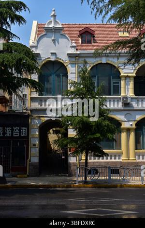 Edificio in stile coloniale tedesco a Qingdao, Shandong, Cina Foto Stock