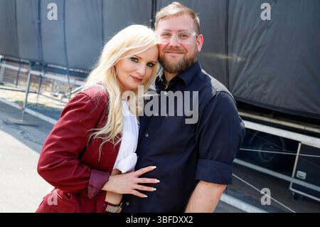 Antje Klann mit Freund Tom beim 13. SchlagerOlymp 2025 auf dem Zentralen Festplatz. Berlino, 31.05.2025 *** Antje Klann con il fidanzato Tom al 13 SchlagerOlymp 2025 al Central Festival Square di Berlino, 31 05 2025 foto:XB.xDummerx/xFuturexImagex schlagerolymp 5622 Foto Stock