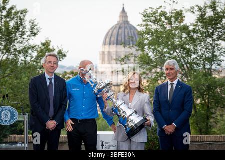 Roma, Italia. 26 maggio 2025. Il sindaco di Napoli Gaetano Manfredi, l'amministratore delegato della squadra neozelandese Grant Dalton, il primo ministro italiano Giorgia Meloni e il ministro italiano dello sport e della gioventù Andrea Abodi hanno visto durante la presentazione ufficiale dei trofei della Coppa America e della Louis Vuitton Cup, a Villa Doria Pamphilj. Credito: SOPA Images Limited/Alamy Live News Foto Stock