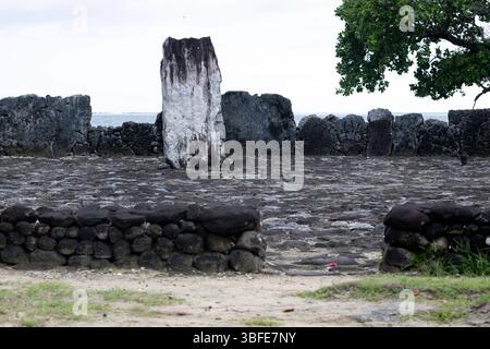 Marae Taputapuatea è un grande complesso di marae situato a Opoa in Taputapuatea, sulla costa orientale di Raiatea. Foto Stock