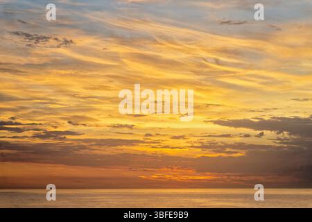Alba in mare, Ilhabela, Brasile Foto Stock