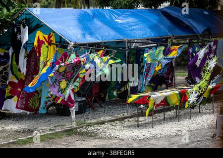 Ricco di colori e cultura: Un vivace mercato dei tessuti a Bora Bora, Polinesia francese Foto Stock