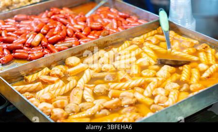 Tteokbokki, piatto coreano di farina di riso cotta con condimento gochujang piccante e dolce. Cibo coreano di strada. Foto Stock