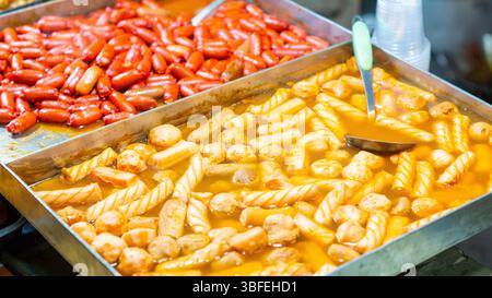Tteokbokki, piatto coreano di farina di riso cotta con condimento gochujang piccante e dolce. Cibo coreano di strada. Foto Stock