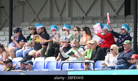 Hove UK 1 giugno 2025 - tifosi durante la partita di cricket T20 Vitality Blast tra Sussex Sharks Women e Gloucestershire Women al 1st Central County Ground di Hove: Credit Simon Dack /TPI/ Alamy Live News Foto Stock