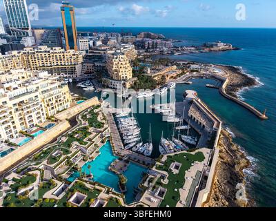 Foto drone di Saint Julian's Bay Malta Foto Stock